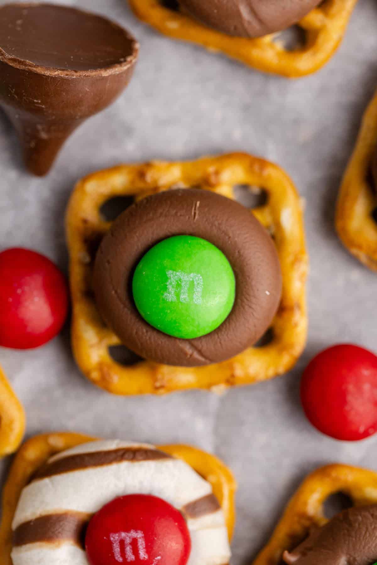 Christmas Pretzel Treats up close with M&Ms on and around
